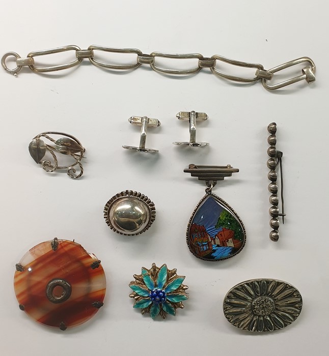Banded agate circular brooch, pair silver horses' head cufflinks and a small quantity of costume