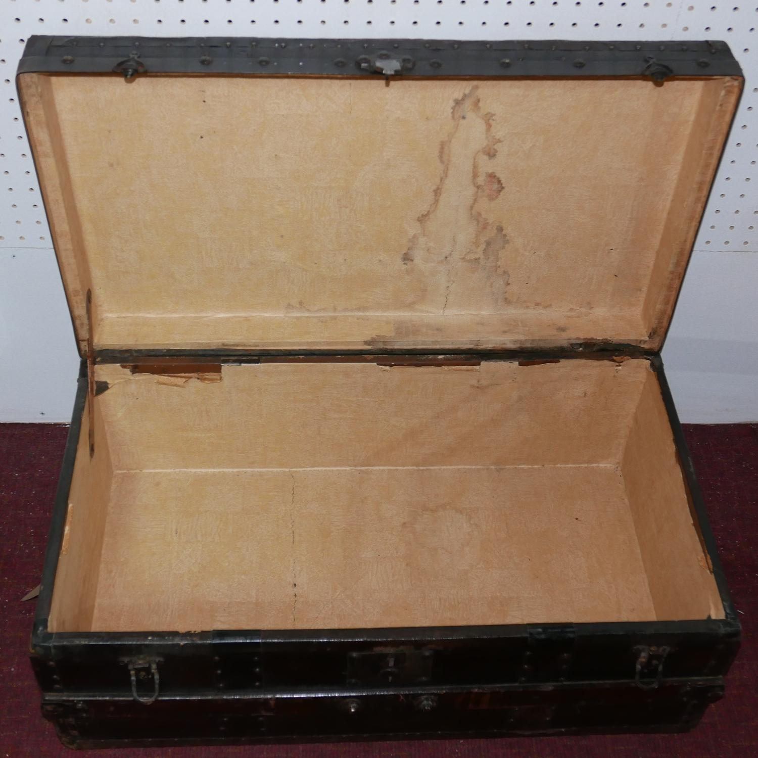 An early 20th century ash and iron bound vintage travelling trunk, H.31 W.78 D.43cm - Bild 2 aus 2