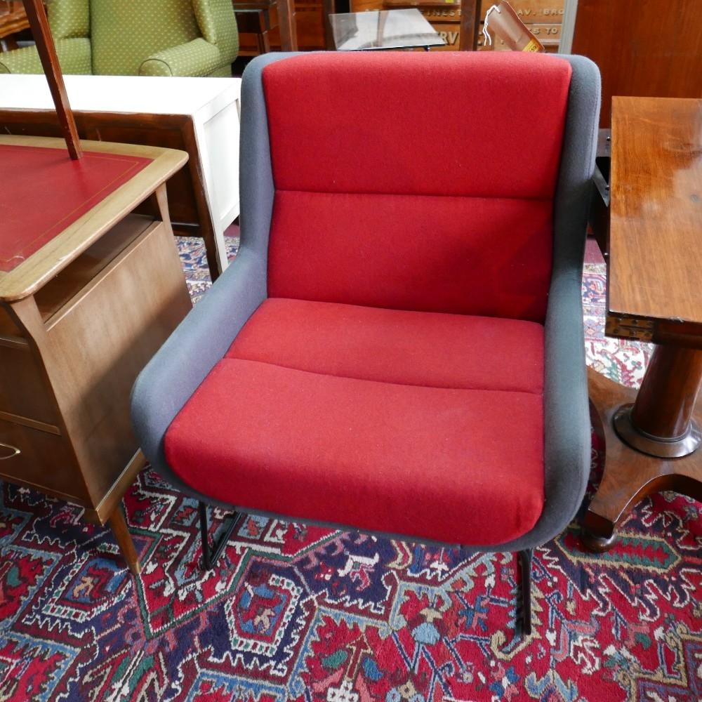 A pair of contemporary armchairs, with red and grey felt upholstery by Naught One - Bild 2 aus 4