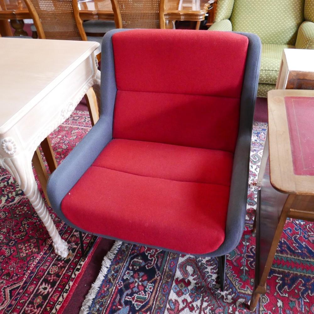 A pair of contemporary armchairs, with red and grey felt upholstery by Naught One - Bild 3 aus 4