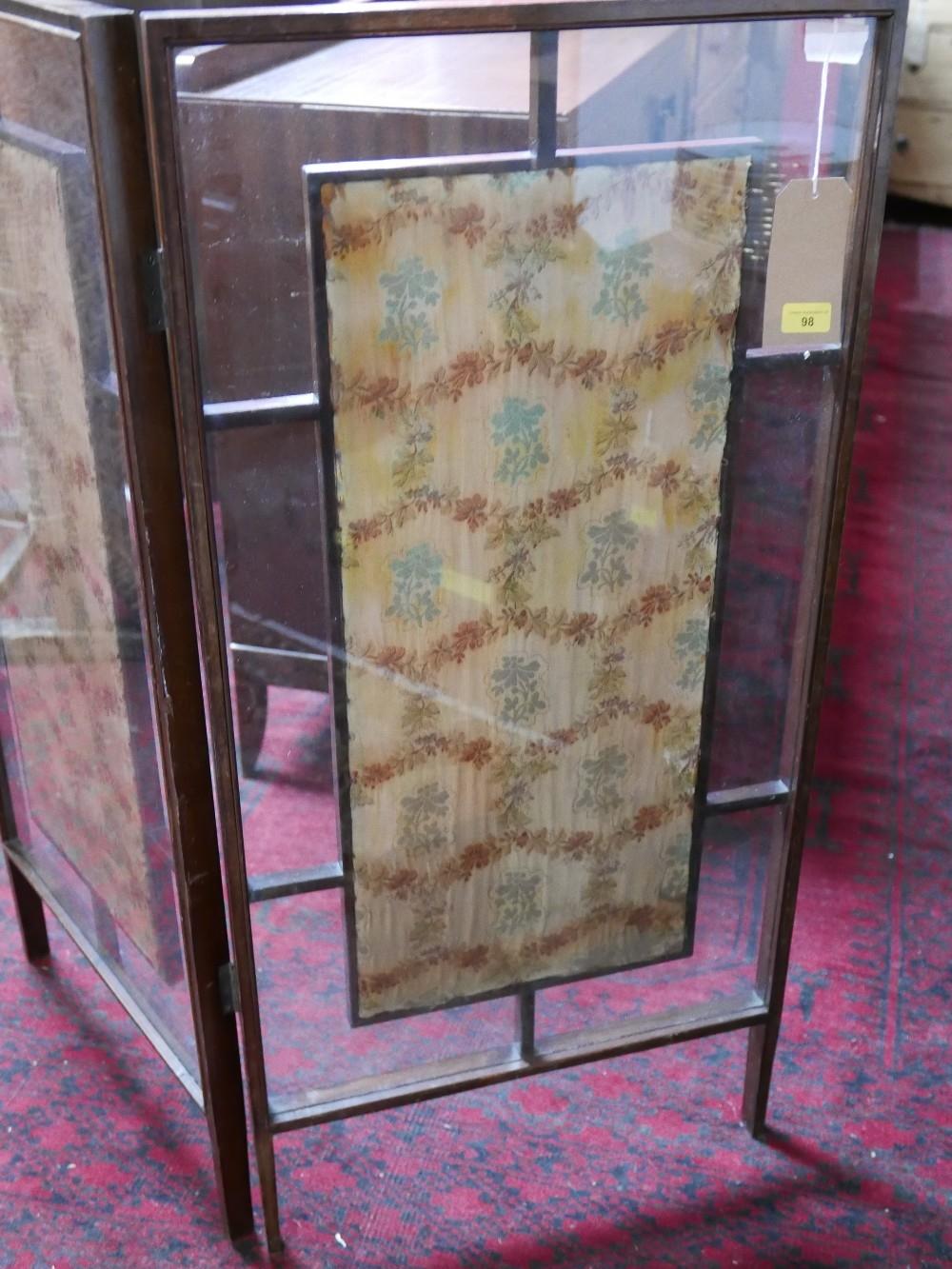 An oak folding fire screen, with two glazed floral embroidered panels, H.107cm - Bild 2 aus 3