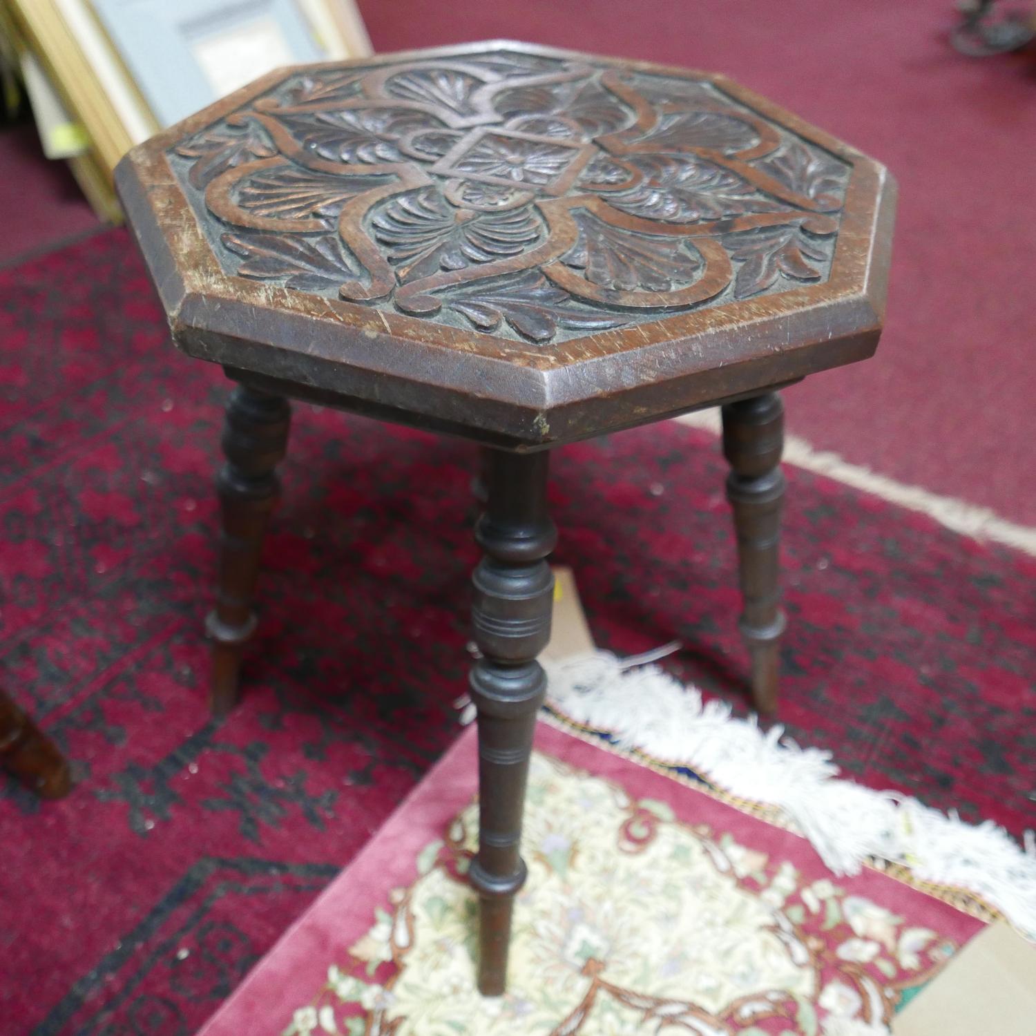 An Ethiopian stool together with two other stools - Bild 3 aus 3