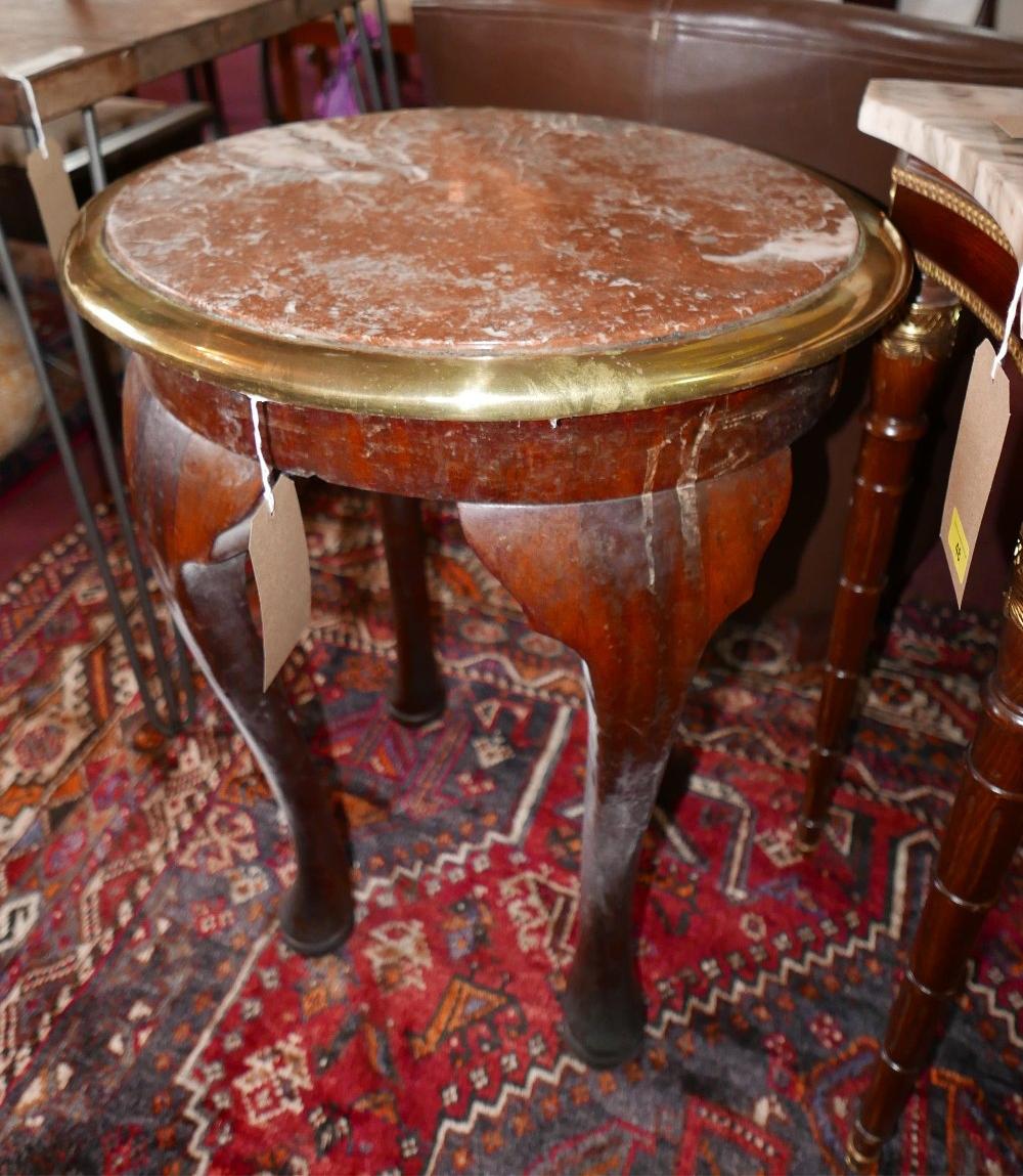 A pair of marble topped oval low tables with brass bound edges on mahogany carved cabriole supports. - Bild 2 aus 2