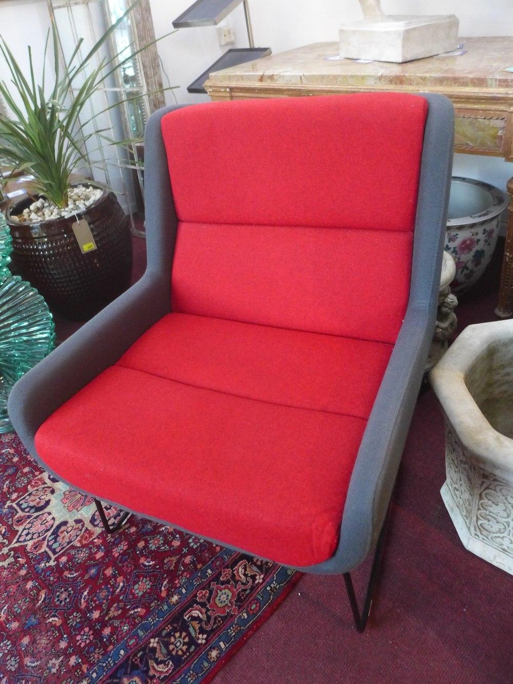 A pair of contemporary armchairs, with red and grey felt upholstery by Naught One - Bild 4 aus 4