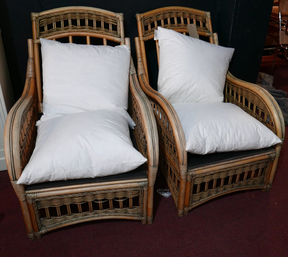 A pair of wicker framed conservatory armchairs, with feather cushions, together with a matching - Bild 3 aus 3