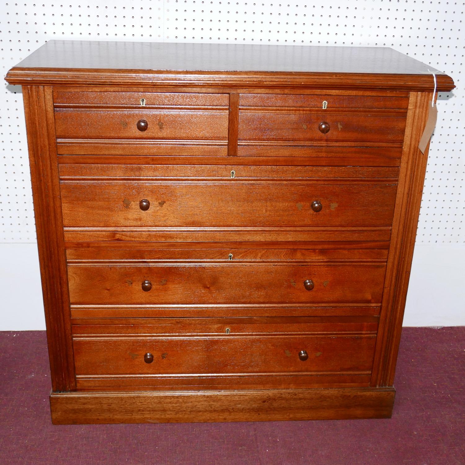 A late Victorian mahogany chest of two short over three long drawers, raised on pedestal base, H.103 - Bild 2 aus 2