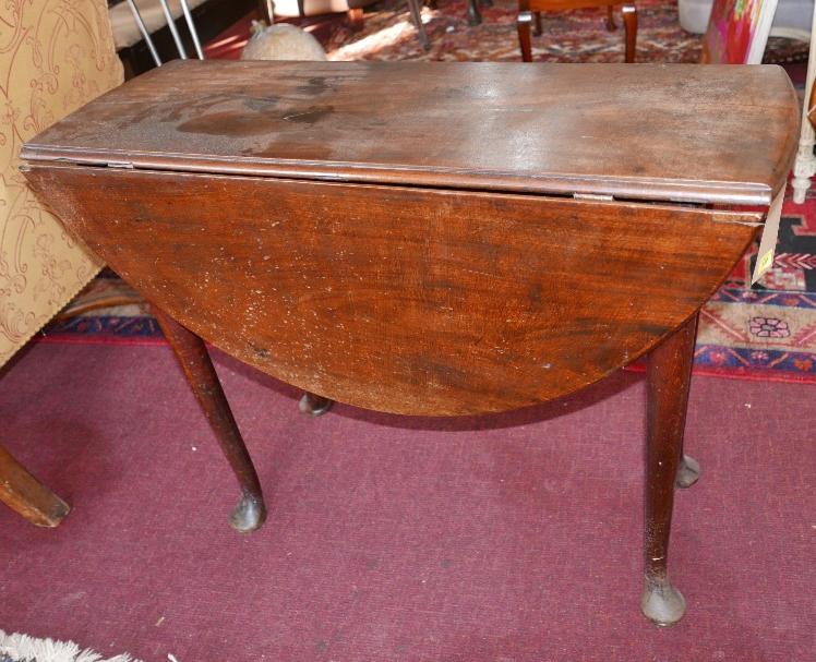 A Georgian Cuban mahogany oval drop flap table on cabriole supports, H.70 W.91cm