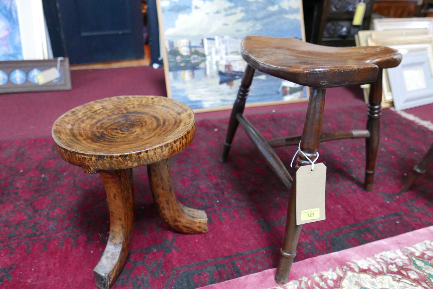 An Ethiopian stool together with two other stools - Bild 2 aus 3