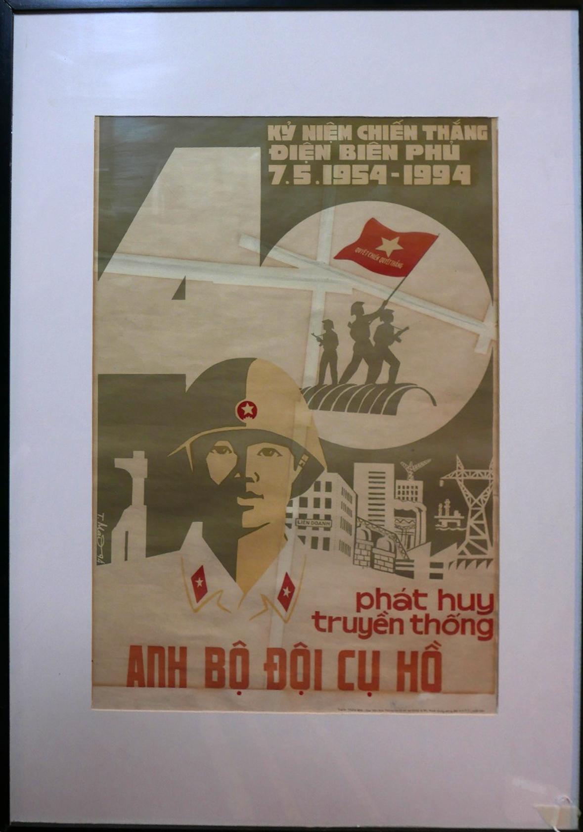 A framed and glazed Vietnamese military propaganda poster H.71 W.49cm - Bild 2 aus 2