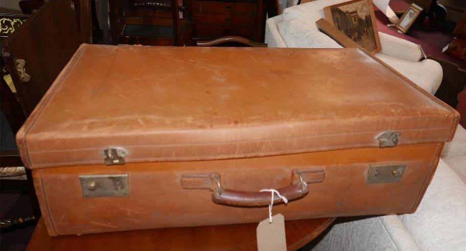 A vintage Harrods tan leather suitcase - Bild 3 aus 4