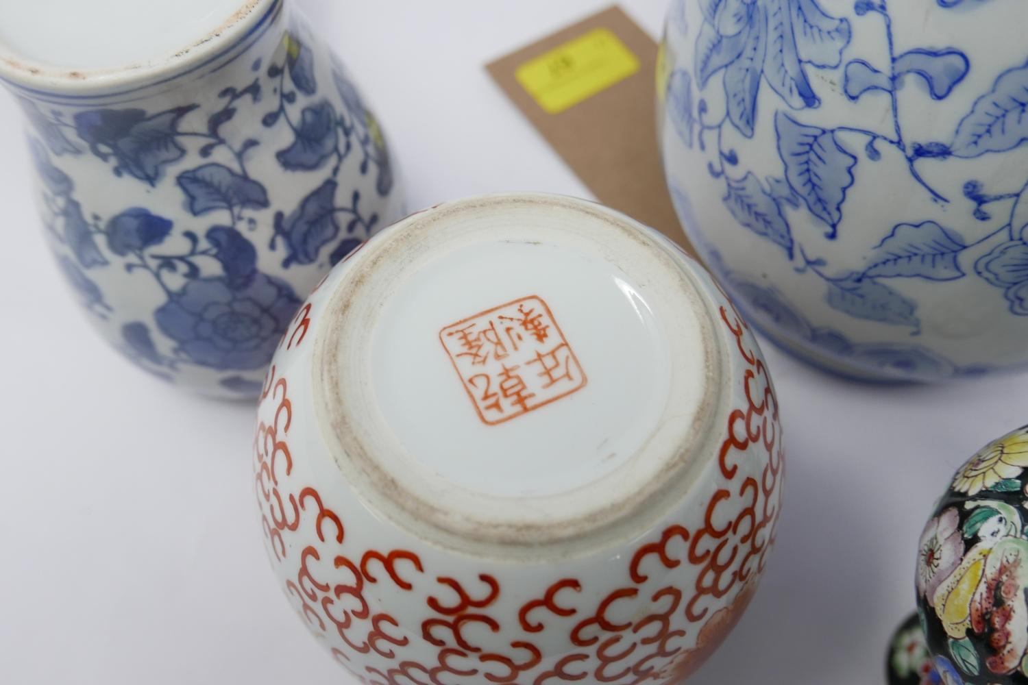 A collection of five vases to include three Chinese ceramic examples (one on a hardwood stand), a - Image 4 of 4