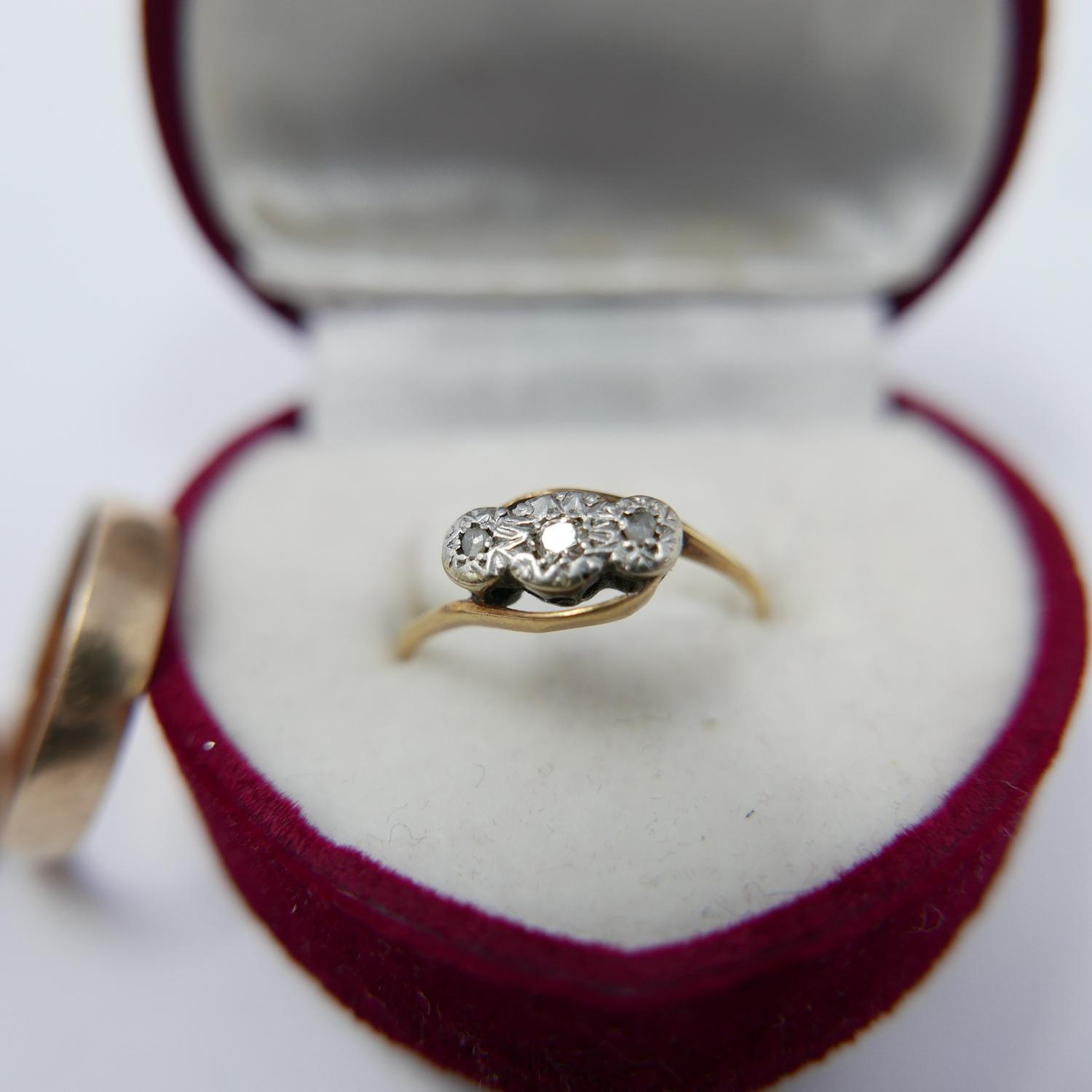 A red velvet heart-shaped box comprising of a 9ct rose gold band Size L, 1.3g, a 9ct yellow gold - Image 2 of 3