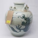 A late 18th/early 19th century, Chinese porcelain flagon/large pouring vessel decorated with a
