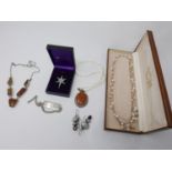 A brown jewellery box containg items of sterling silver and gem set jewellery to include