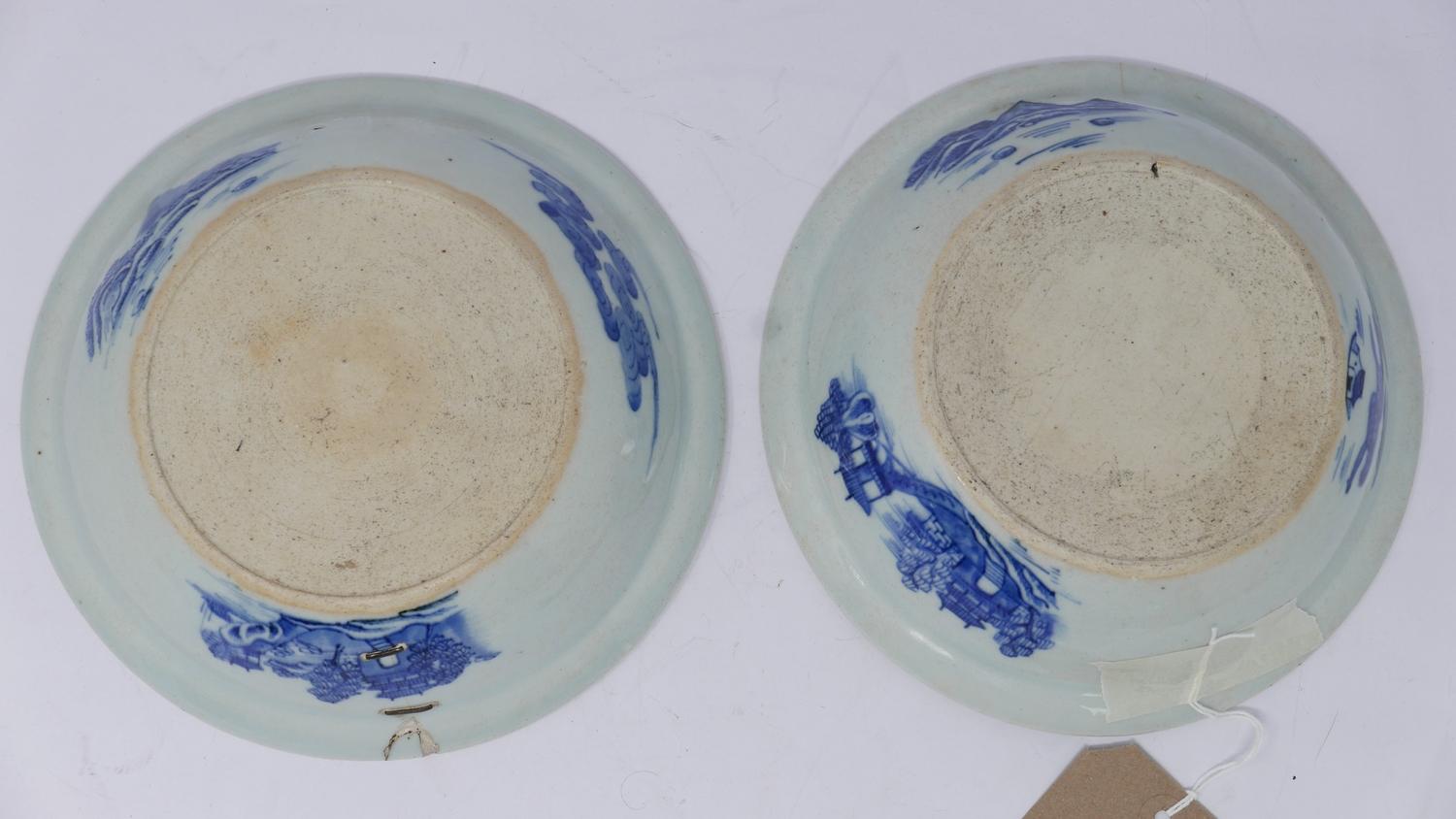 A pair of 19th century Chinese blue & white porcelain bowls, with willow pattern, one repaired - Image 2 of 2