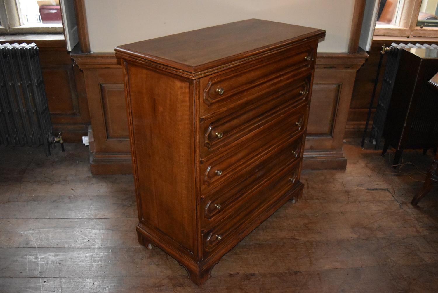 A continental oak 5 drawer chest. H = 97cm W = 91cm D = 42cm - Image 4 of 4