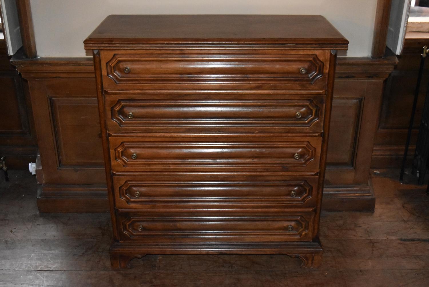 A continental oak 5 drawer chest. H = 97cm W = 91cm D = 42cm