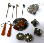 A small collection of antique jewellery to include an Art Nouveau floral brooch 3.5 x 3cm, a