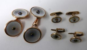An Art Deco dress-set in 18ct yellow gold, mother of pearl and sapphire - pair of cufflinks and 4