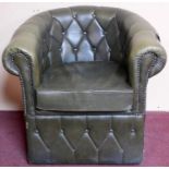 A green leather buttoned tub armchair. H77 W.78 D.78cm