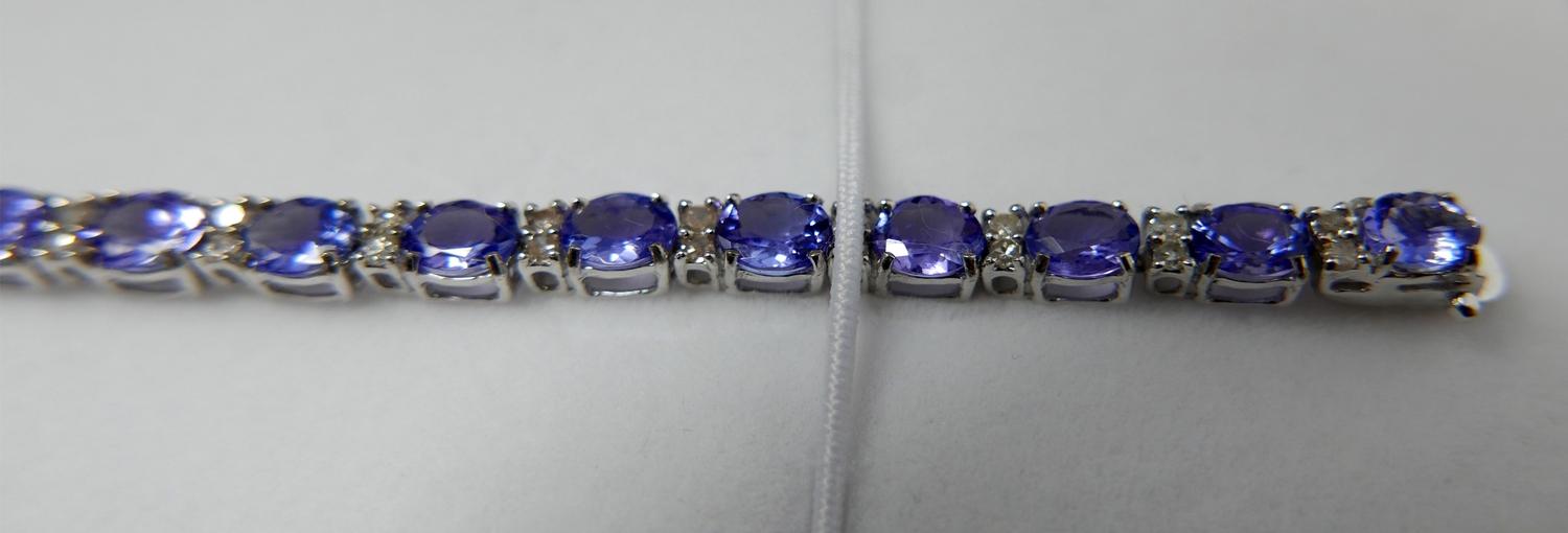 A boxed 18ct white gold diamond and tanzanite tennis bracelet composed of alternating stones to a - Bild 2 aus 5