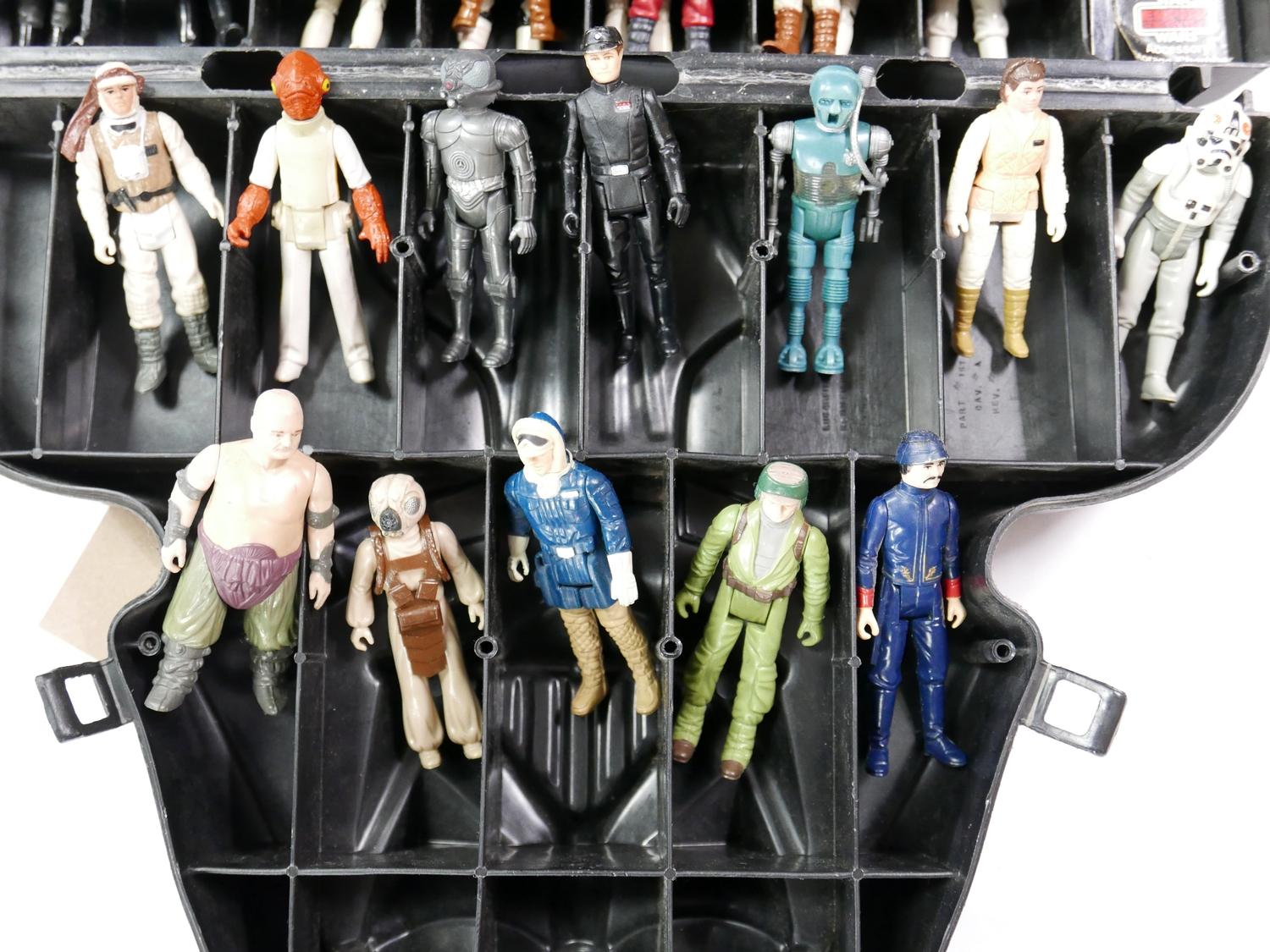 A mixed collection of Star Wars figurines, in a Star Wars Empire Strikes Back accessory storage - Bild 4 aus 5