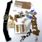 A collection of vintage and antique costume jewellery to include a gilt metal watchgut bracelet