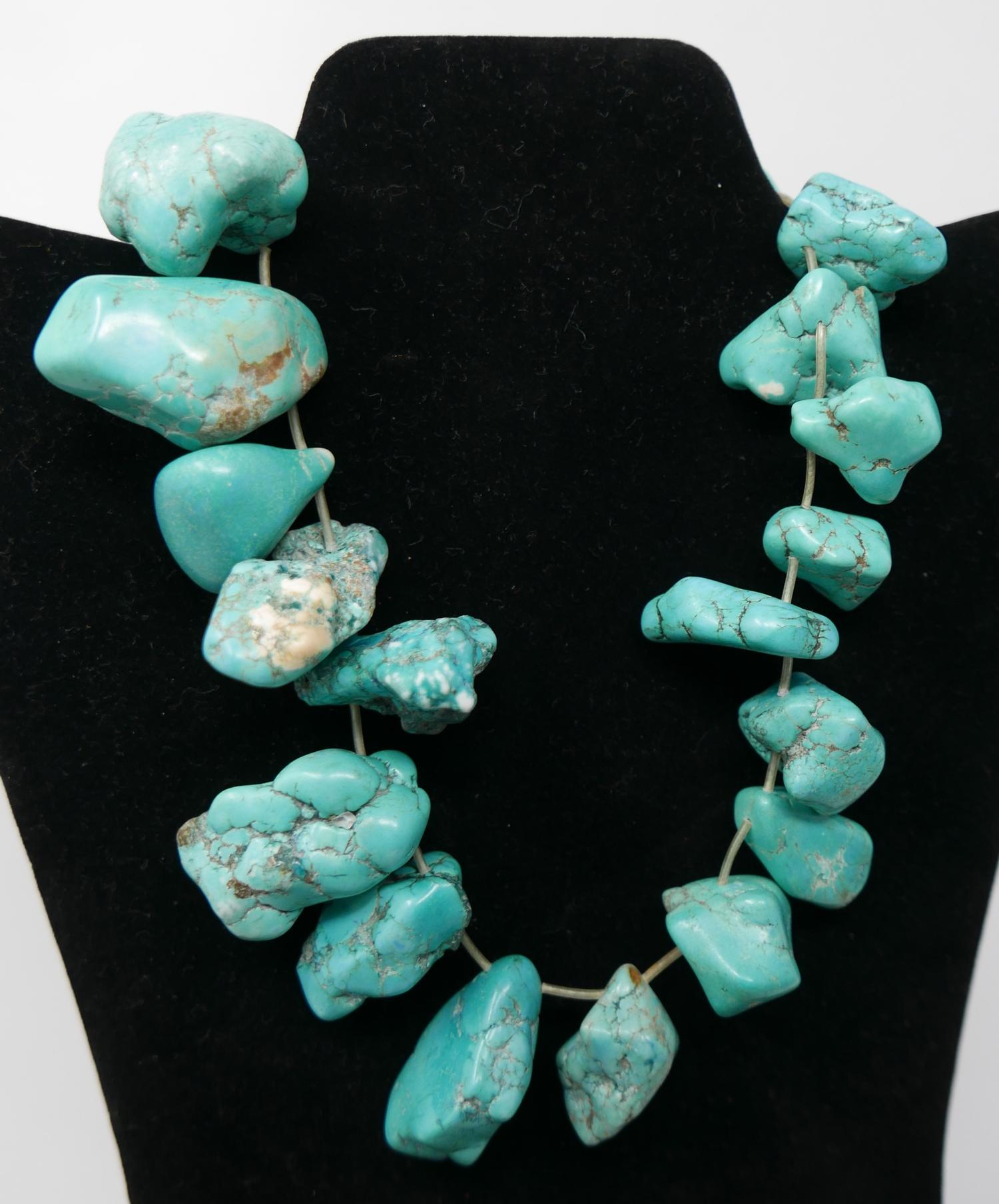 A vintage chunky turquoise necklace composed of 21 large natural turquoise beads, L: 40cm, 320g