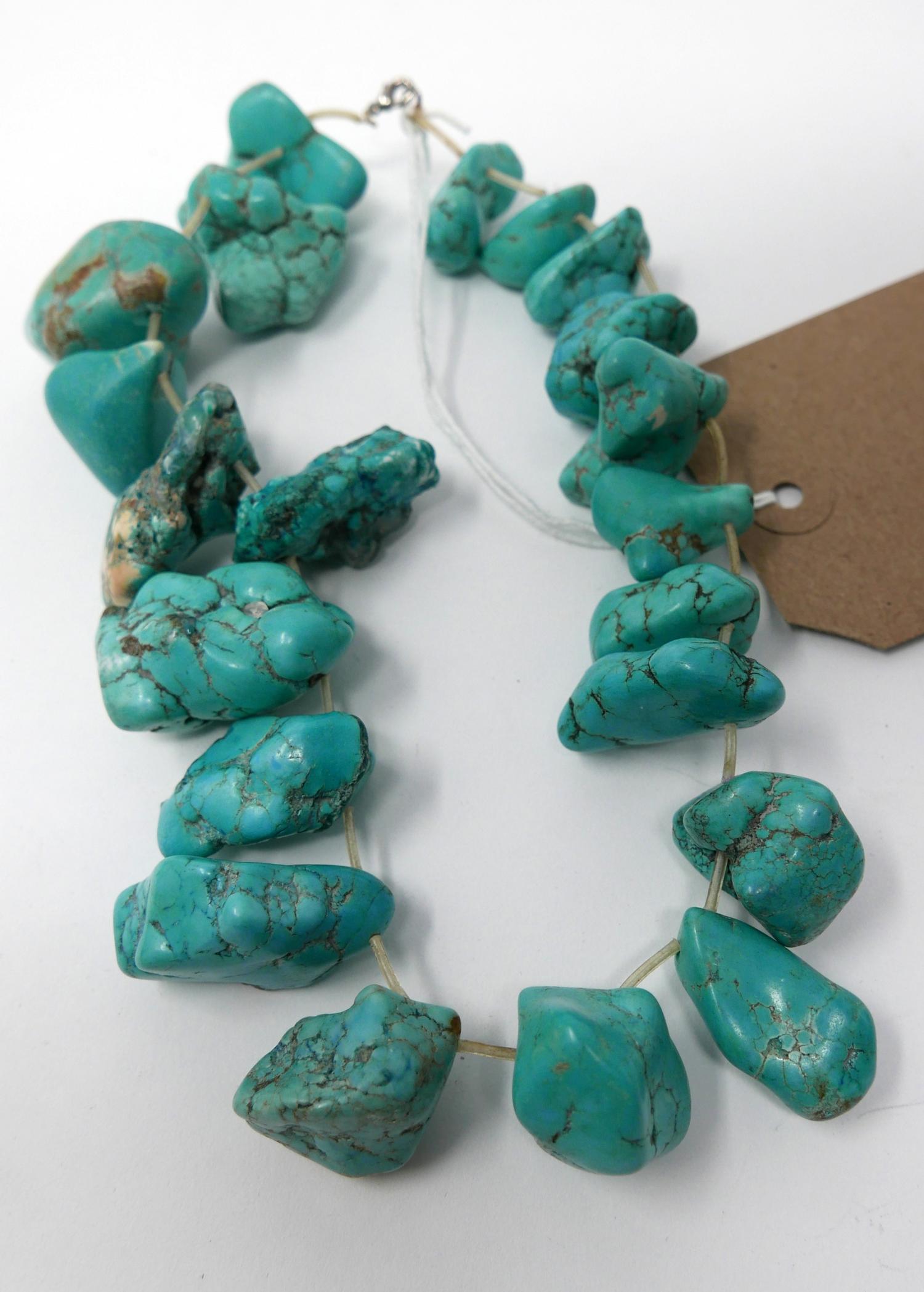 A vintage chunky turquoise necklace composed of 21 large natural turquoise beads, L: 40cm, 320g - Image 2 of 2