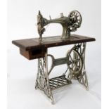 A Dutch silver and wooden miniature sewing machine with moving parts, 10 x 9 x 4cm