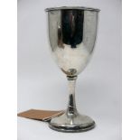 An Edwardian silver goblet, Robert Pringle & Sons London 1906, approx 5.7 troy oz. H.21cm