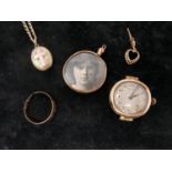 Yellow gold collection: pendant with 9ct rose gold frame, 9ct engraved ring, oval yellow gold locket