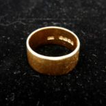 An 18ct yellow gold, Gentleman's wedding band/ring, Size: P, 8.1g.