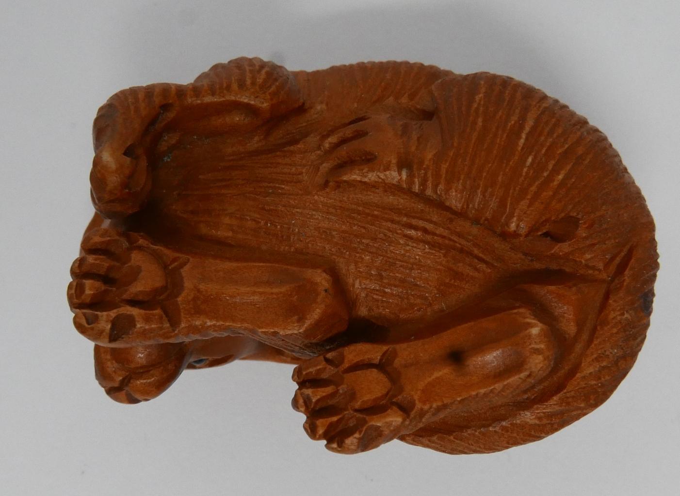 A Japanese carved wooden netsuke in the form of a seated dog - Image 2 of 3