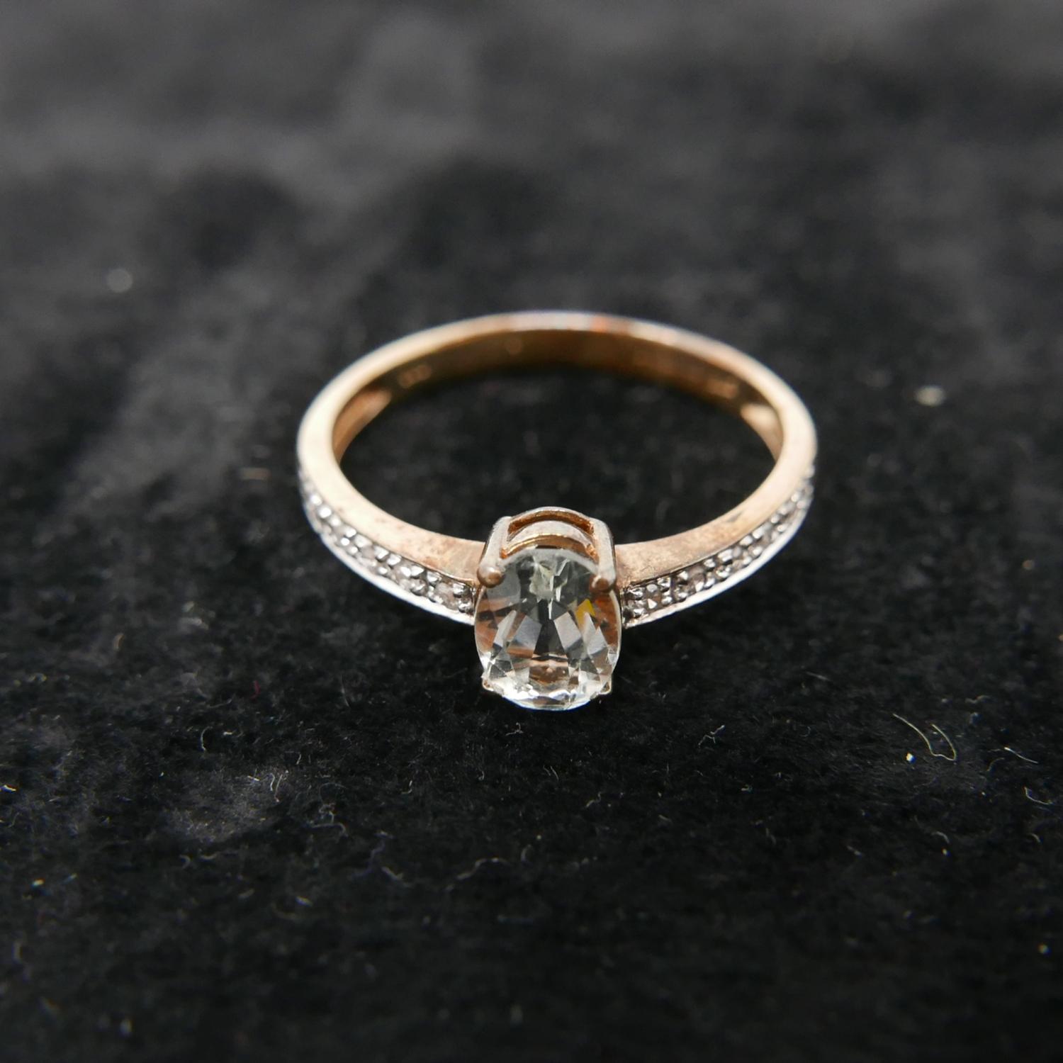 A boxed 9ct yellow gold aquamarine ring with diamond-set shoulders, Size: R 1/2, 2.1g. - Bild 2 aus 3