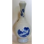 A Chinese blue and white porcelain vase with six character marks to base, H.25cm