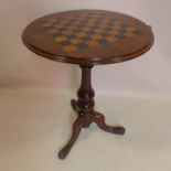 A 20th century chess table, the circular top above turned supports, on three outswept feet, H.72cm