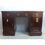 An Edwardian mahogany kneehole desk, H.77 W.120 D.54cm
