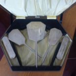 A cased sterling silver 1930's dressing set comprising of 3 brushes and 2 clothes brushes, box: 6