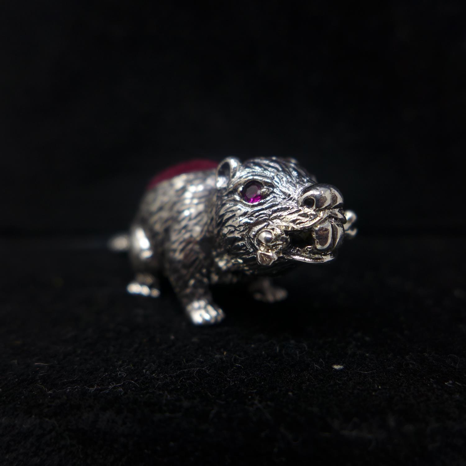 Two sterling silver pincushions in the form of a chick 2 x 1.5cm and a beaver with ruby eyes, Gross: - Image 2 of 3