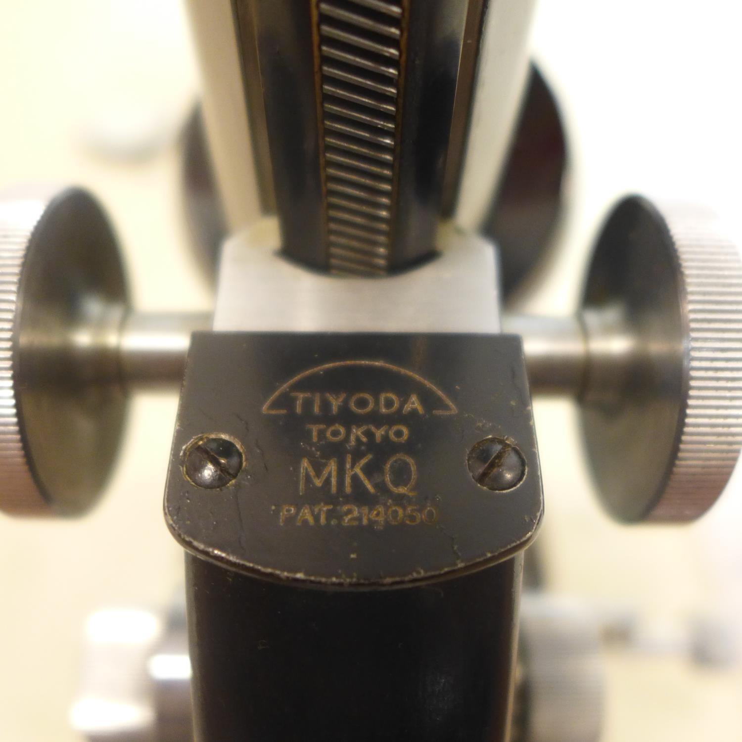 A vintage Japanese Tiyoda Tokyo MKO microscope, no.12295, H.34cm, in original wooden box - Image 2 of 3