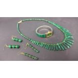 A polished malachite suite to include a graduated fringe bead necklace L. 50cm, 2 pairs of