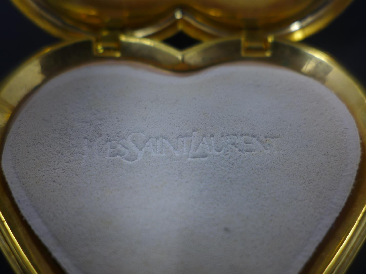 A vintage unused Yves Saint Laurent gilt metal heart-shaped powder compact adorned to the top with a - Image 2 of 2