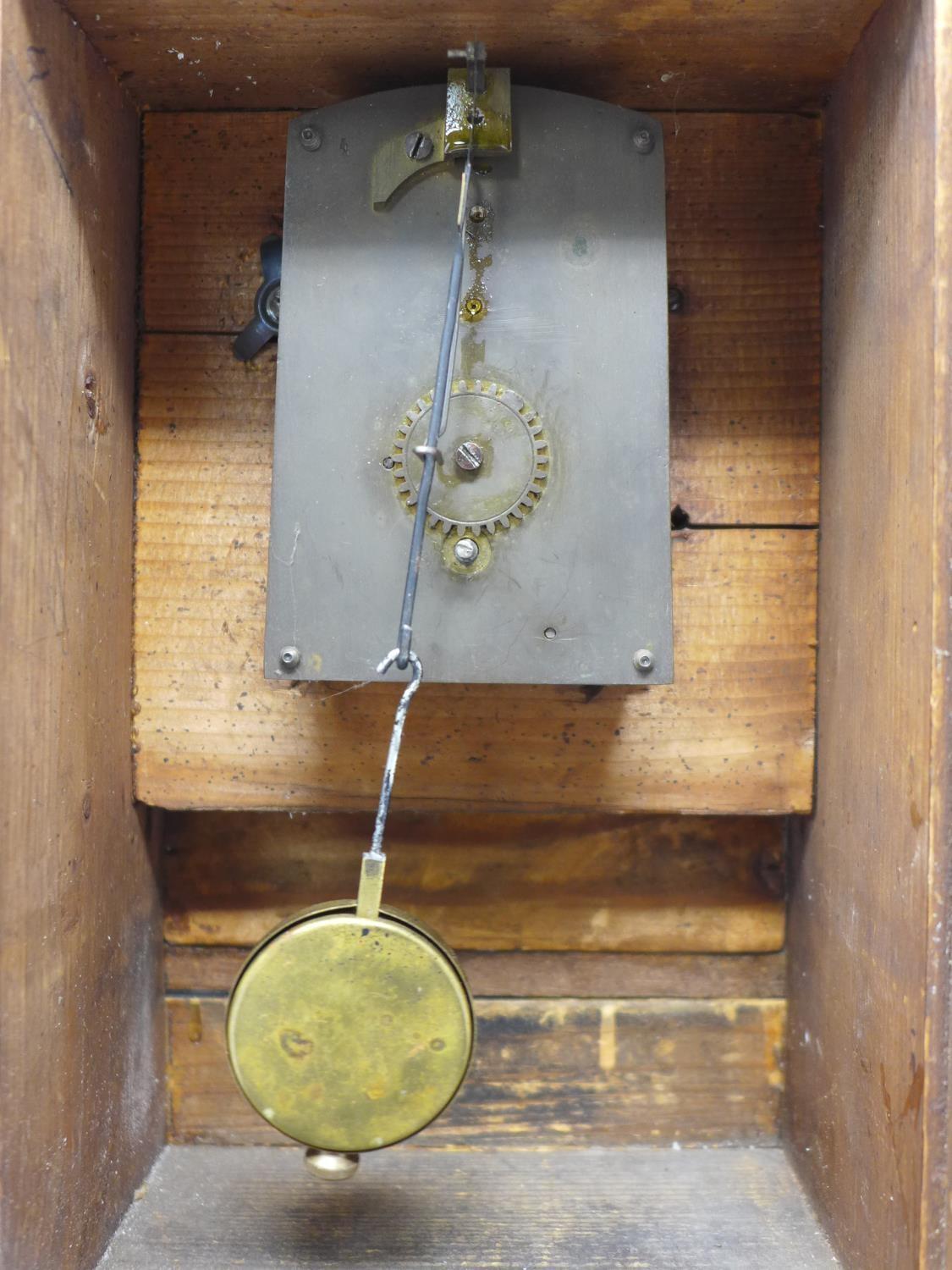 A 19th century American mahogany mantle clock with pendulum, H.25 W.18 D.12cm - Image 3 of 3