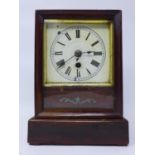 A 19th century American mahogany mantle clock with pendulum, H.25 W.18 D.12cm