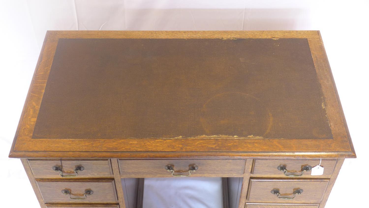 An early 20th century oak kneehole desk, H.77 W.106 D.61cm - Image 3 of 3