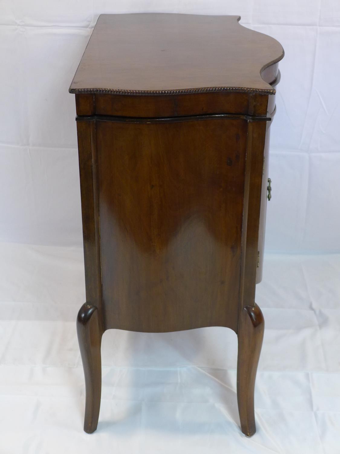 An early 20th century walnut gramophone cabinet, H.90 W.84 D.50cm - Image 5 of 5
