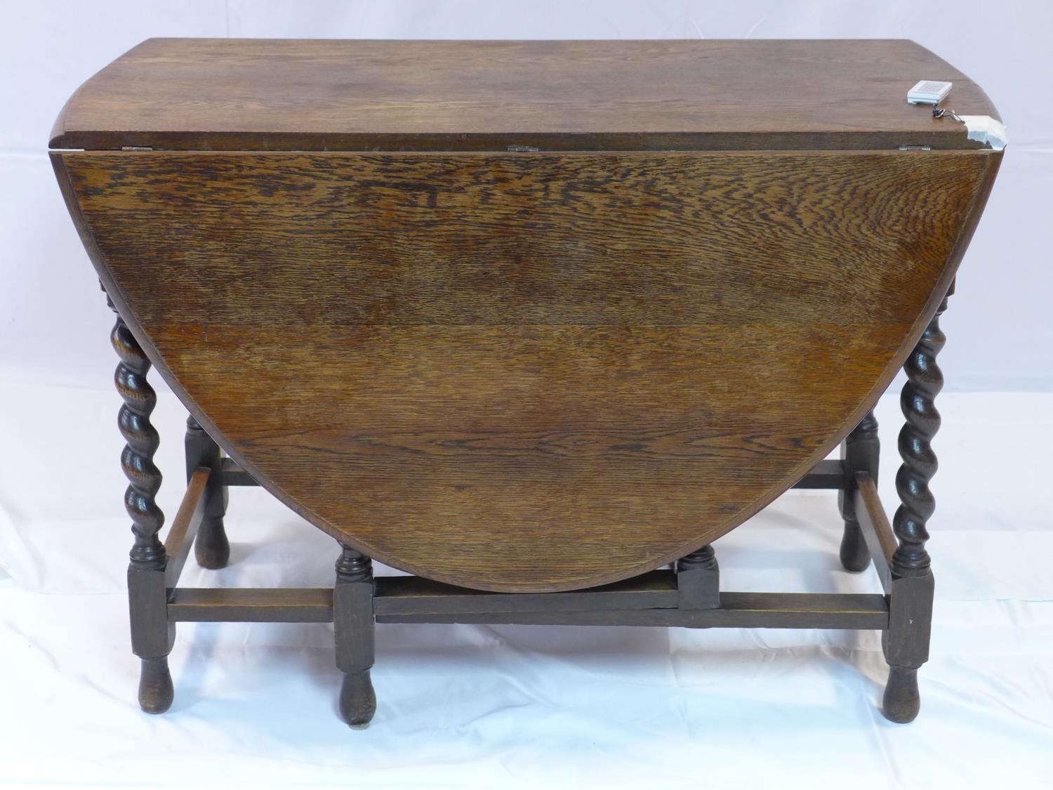 An early 20th century oak drop leaf dining table, H.73 W.150 D.106cm - Image 2 of 3