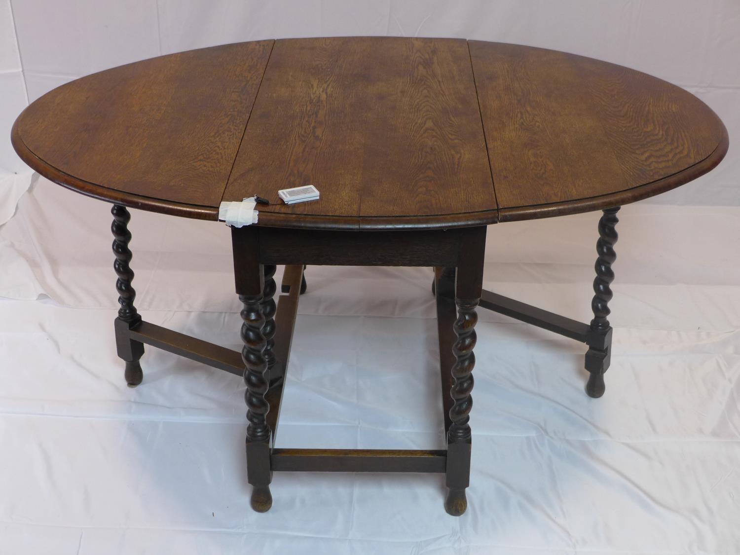 An early 20th century oak drop leaf dining table, H.73 W.150 D.106cm - Image 3 of 3