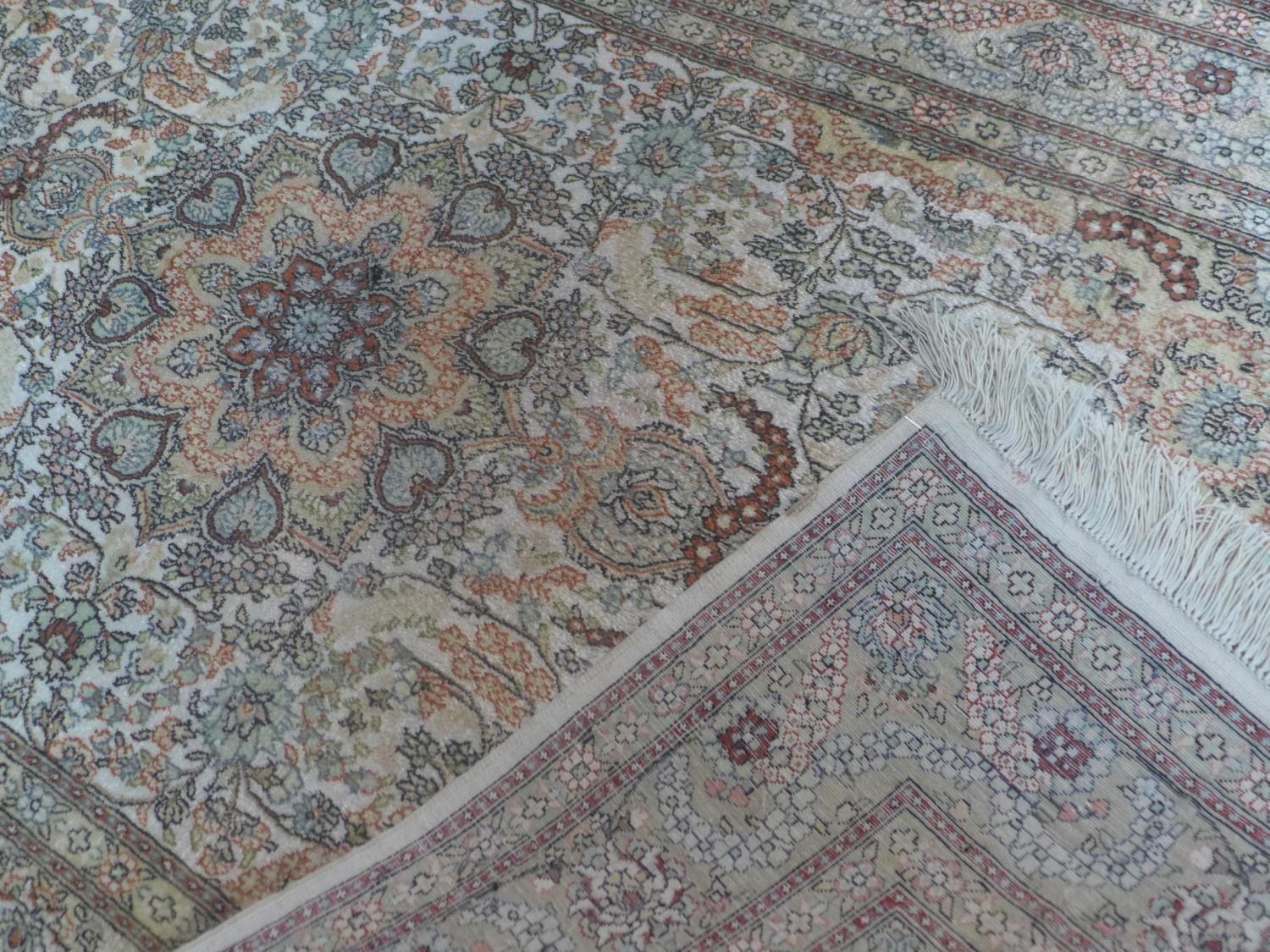 A 20th century Turkish pure silk Hereke rug with Aubusson design, 150 x 92cm - Image 3 of 3